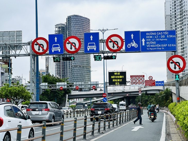 Biển báo giao thông: Làm sao đơn giản mà hiệu quả?- Ảnh 1. Các biển báo trên đường Võ Văn Kiệt (TP.HCM) - Ảnh: XUÂN ĐOÀN