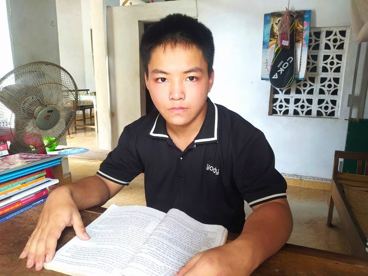Bố tàn tật, mẹ ung thư, hai chị em dìu nhau vào giảng đường - Ảnh 1. Bố tàn tật, mẹ ung thư, hai chị em cùng trúng tuyển, lo lắng gấp đôi - Ảnh 1.