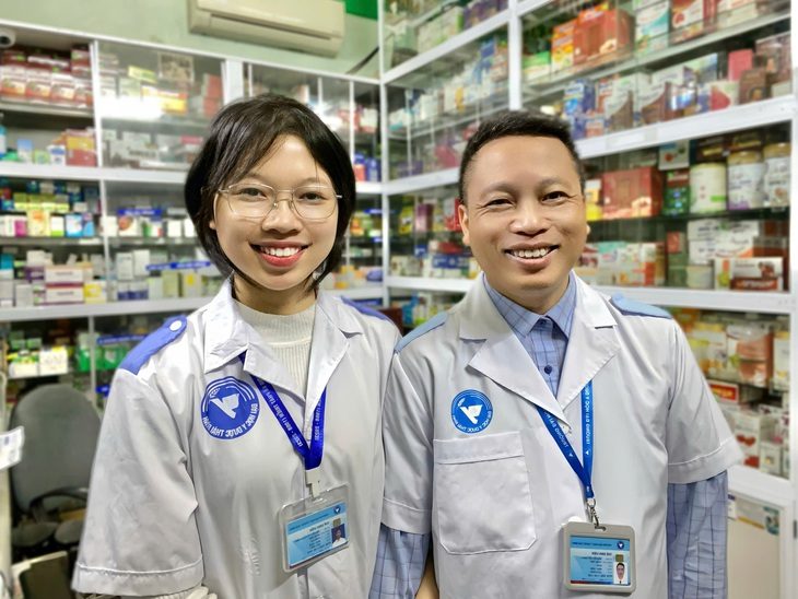 z613700457979102ef1dd4348d8d9a62b98434073c99da-17344139474971781093801 Bố và con trở thành bạn học cùng khóa trường y - Ảnh 1.