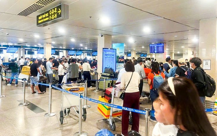 Bay phút chót ngày 29 Tết, giá vé không hề 'dễ thở' - Ảnh 1. Bay phút chót ngày 29 Tết, giá vé không hề 'dễ thở' - Ảnh 1.